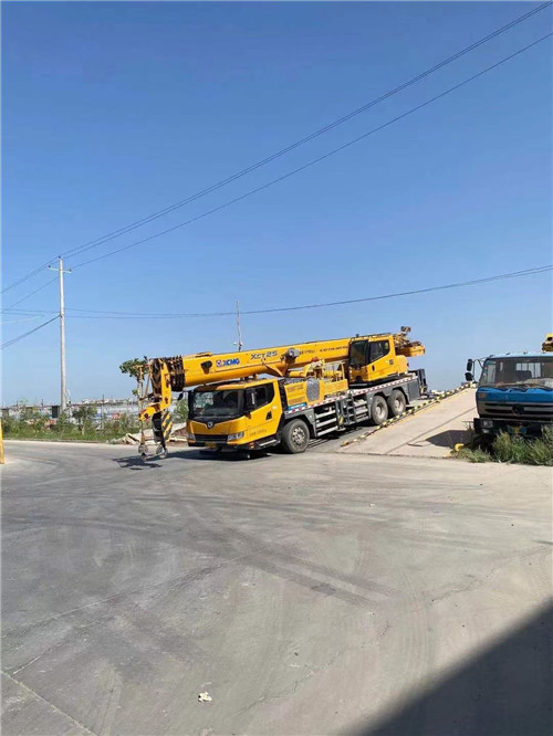 东兴区吊车作业时，可能会产生哪些额外收费项目？