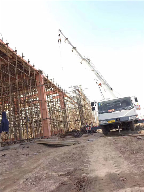 东兴区吊车作业的安全注意事项有哪些？