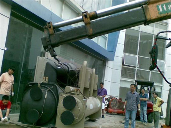 东兴区随车吊和汽车吊的核心区别是什么？哪种更省钱？