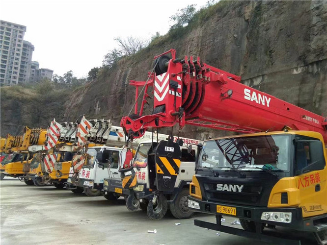 东兴区吊车出租按什么计费？台班费、单次费、里程费怎么算？