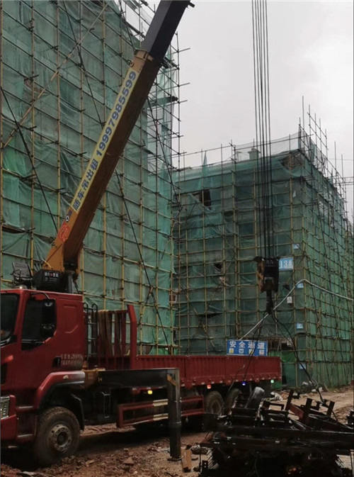 东兴区“慢工细活”—— 吊车的 “微动控制” 技术