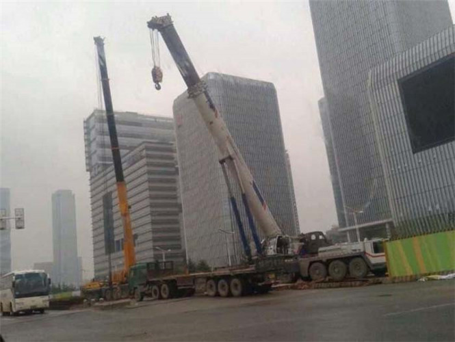 东兴区“自动找平”—— 吊车的 “平地神器” 技术