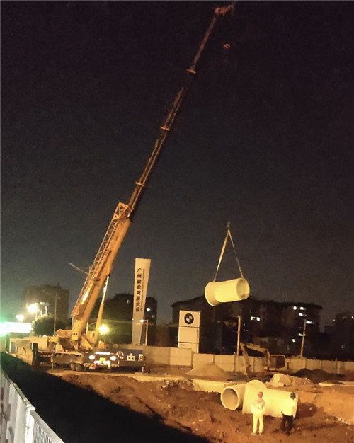 东兴区“弯臂矫正”—— 吊车的 “形变补偿” 技术