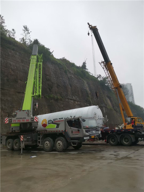 东兴区“不怕风雨冻”—— 吊车的 “恶劣环境适应” 技术