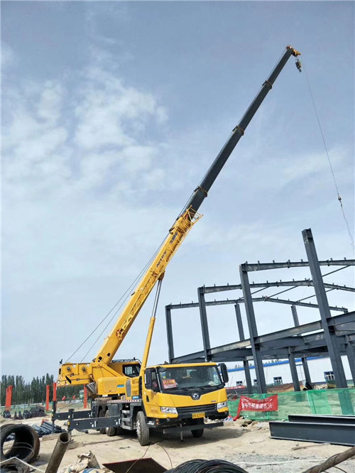 东兴区超高层建筑钢结构吊装案例